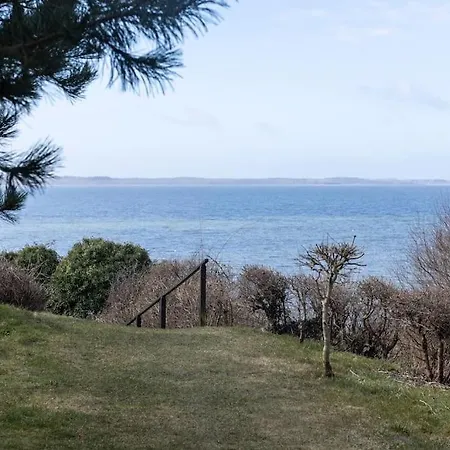 Charming Getaway Only 150m From The Water